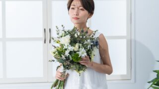 花を持つ女性